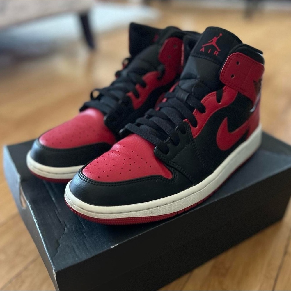 Jordan Men's Black and Red Sneakers